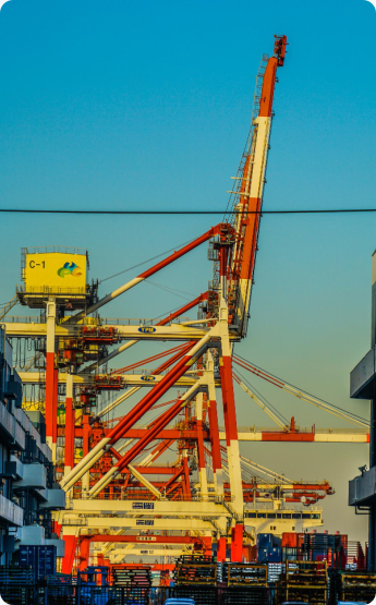 Port crane supporting efficient heavy cargo operations